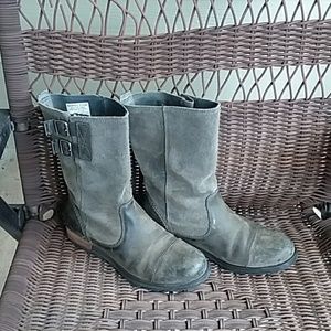 Sorel army green distressed boots